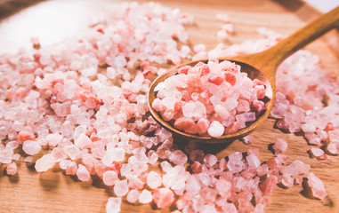 Fototapeta na wymiar Pink salt from Bolivian in spoon on wooden plate