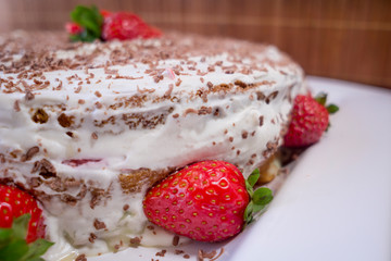 Tarta de fresa y nata con virutas de chocolate con leche