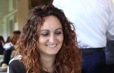 Sorriso di una giovane donna - felicità