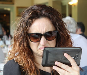 giovane donna ed il suo cellulare