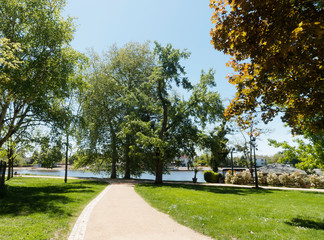 Les parcs de Vichy. Parc Kennedy, des Bourins et célestins au bord de l'Allier