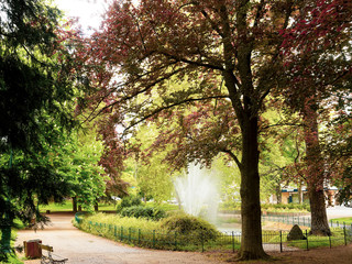 Les parcs de Vichy le long du lac d'Allier. Espaces verts et sentiers de promenade. Parc Kennedy, parc des Bourins, parc du soleil et Célestins 