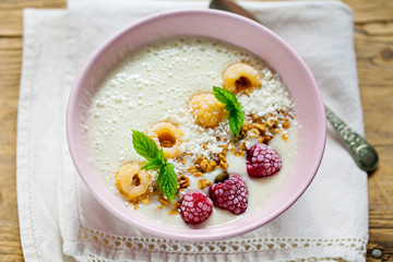 Smoothie with raspberries and nuts