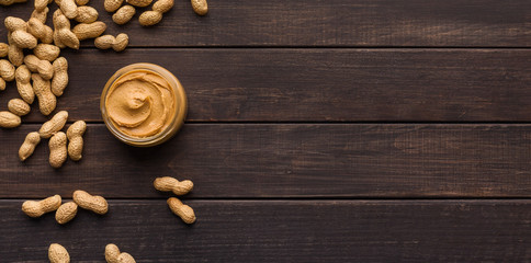 Fototapeta na wymiar Bowl of peanut butter and peanuts