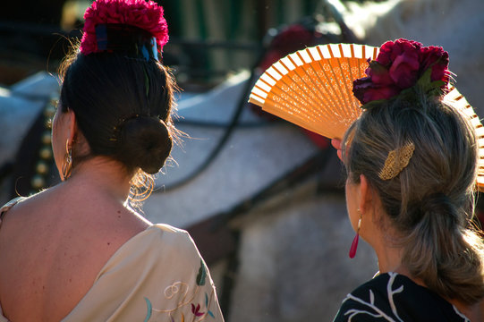 Mujeres con traje de flamenca en la feria / Women with flamenco dress at the fair. Andalusia. Spain