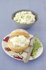 Roll with quark with tarragon, arugula
