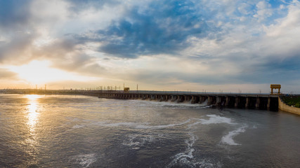 Obraz premium Powerful stream of water falls from the shutter in the dam, hydroelectric