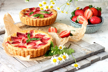 Sweet homemade strawberry pies with fresh mint leaves  - obrazy, fototapety, plakaty