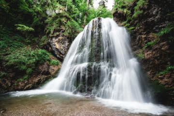Fototapeta na wymiar Wasserfall in Josephstal