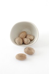 Fototapeta na wymiar Nutmeg in a bowl