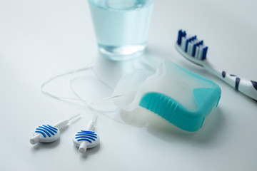 Zahnbürste, Mundwasser, Zahnseide und Blau Interdental Bürsten als Zubehör für tägliche Zahnpflege und Mundhygiene