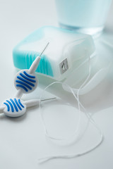 Mundwasser, Zahnseide und blau Interdental Bürsten als Zubehör für tägliche Zahnpflege und Mundhygiene