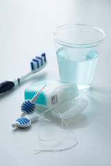 Zahnbürste, Mundwasser, Zahnseide und Blau Interdental Bürsten als Zubehör für tägliche...