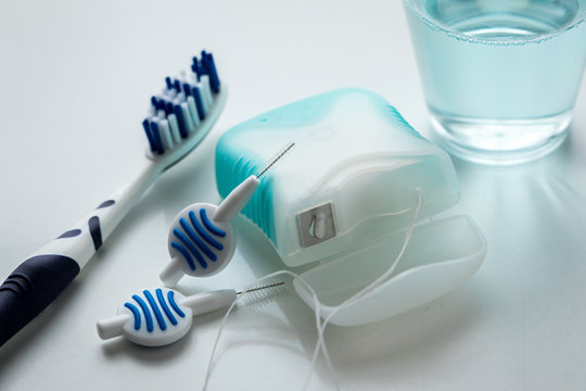 Zahnb&uuml;rste, Mundwasser, Zahnseide und Blau Interdental B&uuml;rsten als Zubeh&ouml;r f&uuml;r t&auml;gliche Zahnpflege und Mundhygiene