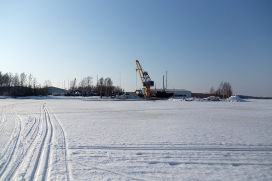 The crane and the vessels