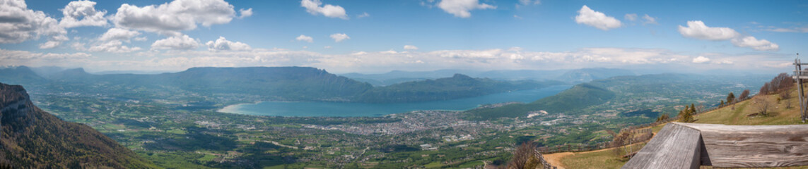 Naklejka premium Vue générale d'Aix-les-Bains et du lac du Bourget en Savoie