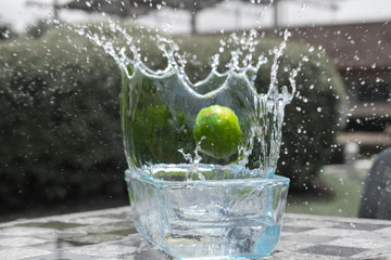 Gotas de agua producidas por un limón