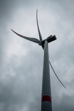 Windrad vor bew&ouml;lktem Himmel