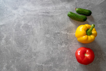 Czerwony pomidor, żółta papryka, zielony ogórek gruntowy
