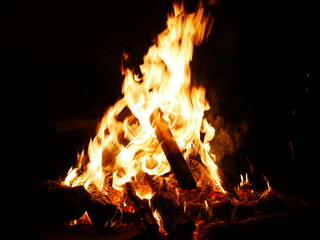 loderndes Lagerfeuer