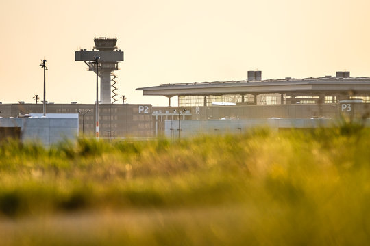 Flughafen Tower Berlin Sch&ouml;nefeld SXF aus der Ferne