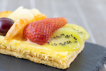 Puff pastry tart and fruits