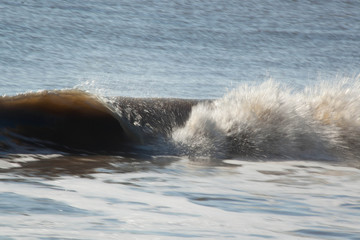 Naklejka premium Ocean waves crashing onto the shore