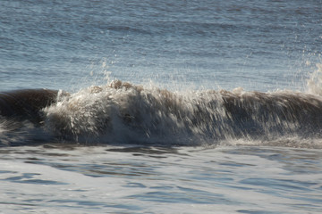 Obraz premium Ocean waves crashing onto the shore