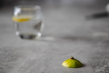Główka limonki w oddali szkło z wodą