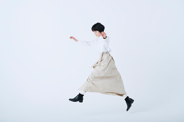 若い女性　ライフスタイル　白背景