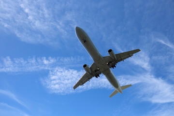 Fototapeta na wymiar Flugzeug in der Luft im Landeanflug auf Flughafen - Stockfoto