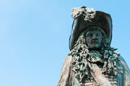Statue of King William of Orange (King Billy), negative space to left