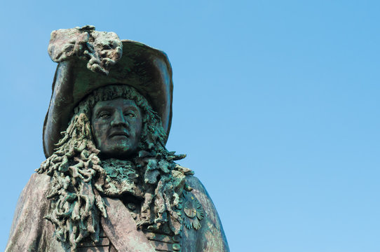 Statue of King William of Orange (King Billy), negative space to right