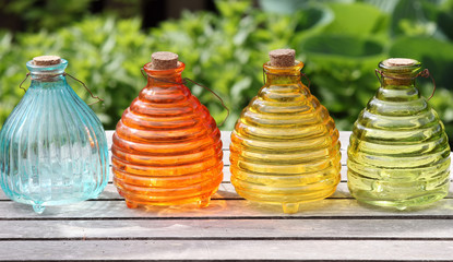Bunte Wespenfallen aus Glas