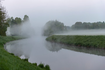 Am Fluß Nidda in Frankfurt am Main am frühen Morgen