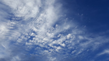 Fundo com núvens brancas formando textura no céu azul