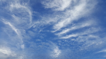 Fundo com textura branca de núvens e céu azul