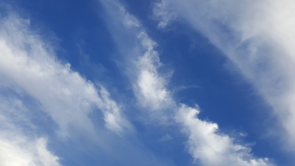 Fototapeta premium Fundo com manchas de núvens brancas e céu azul