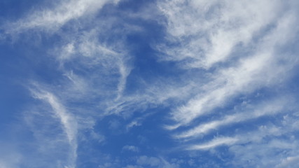 Fototapeta na wymiar Fundo com textura de núvens brancas e céu azul