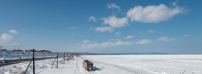 流氷と汽車 © 健二 千田