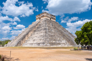 Fototapeta na wymiar The Pyramid of Kukulkan at the ancient mayan city of Chichen Itza