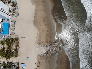 Fototapeta na wymiar playa a 100 metros