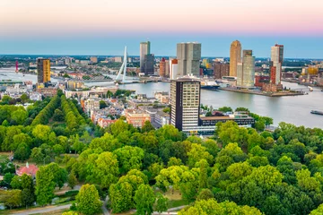 Foto op Aluminium Zonsondergang luchtfoto van Erasmusbrug en skyline van Rotterdam, Nederland © dudlajzov