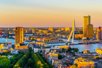 Sonnenuntergang Luftaufnahme der Erasmusbrücke und Skyline von Rotterdam, Niederlande