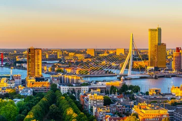 Foto auf Acrylglas Rotterdam Sonnenuntergang Luftaufnahme der Erasmusbrücke und Skyline von Rotterdam, Niederlande