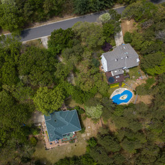 Naklejka premium Aerial photo of the houses in the forest.