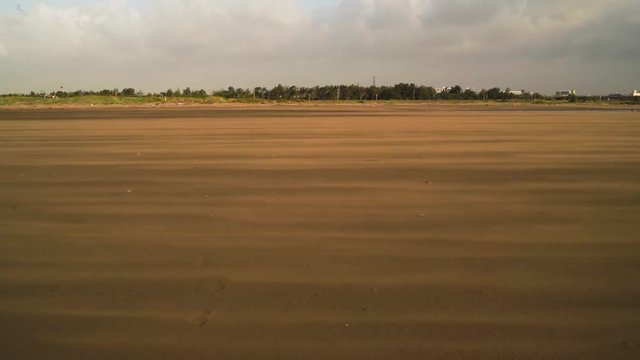 The sand is flown by the wind