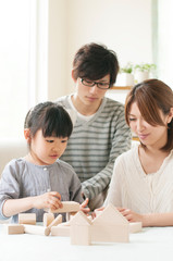 積み木をする女の子と両親