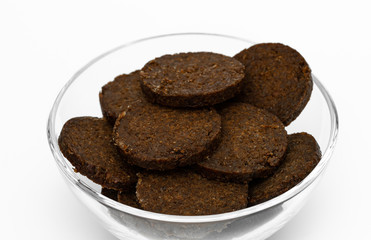 Pumpernickel in einer Glasschale