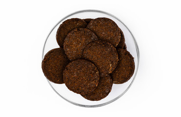 Pumpernickel in einer Glasschale